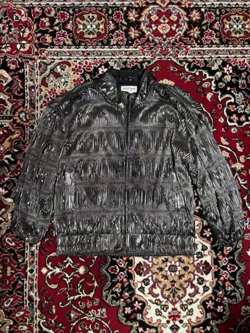 알루미늄 호일 같은 소재의 의류