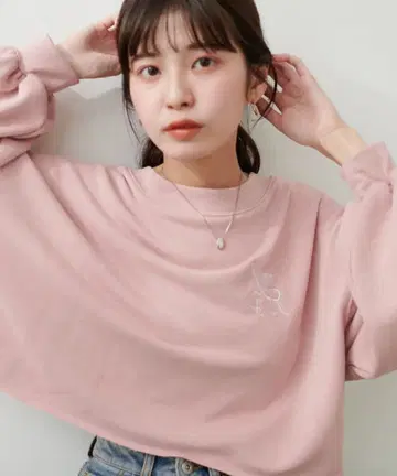 [ 새상품 ] 내추럴 꾸뛰르 자수 로고 쭈리 풀오버 (핑크)