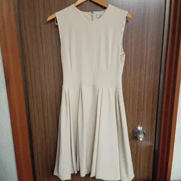 Yume 슬리브리스 무릎 기장 원피스 베이지