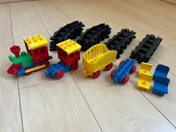 LEGO 듀플로 기차와 선로 부품 여러 가지