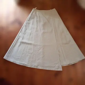 아이보리 쪽에 가까운 베이지 플레어 롱 스커트