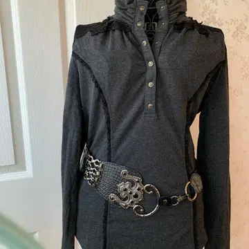 장식적인 버클의 그레이 패션 벨트