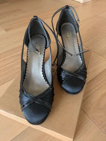 블랙 하이힐 펌프스 리본 포함