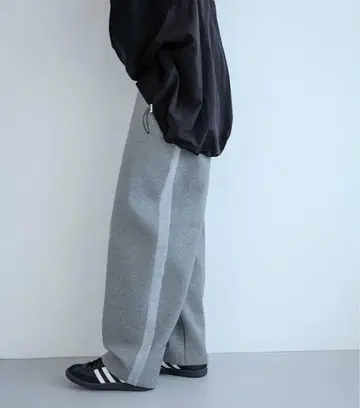 fashiru | 라인 커브 스웨트 팬츠 그레이