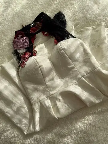 플라워 자수 부착 화이트 페플럼 드레스