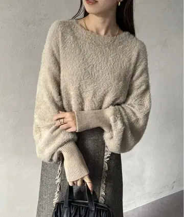 제본 thevon 소매 끝 리브 숏 샤기 니트 그레이지