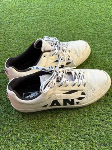 VANS 화이트 스니커즈