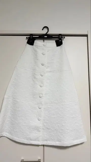 LINKABLE 자카드 프론트 버튼 A라인 스커트 화이트 S