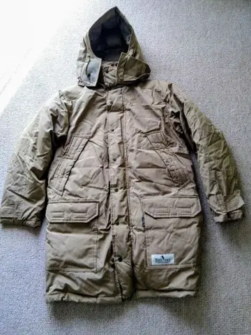 베이지 다운 자켓 후드 부착