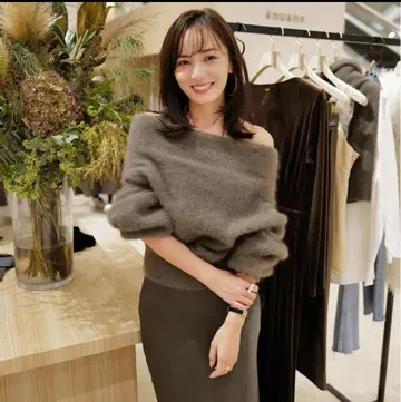 아뉴앙스 라쿤 폭스 오프숄더 니트 풀오버