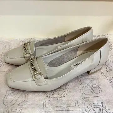 [ 다이애나 ] 체인 장식 펌프스 라이트 그레이