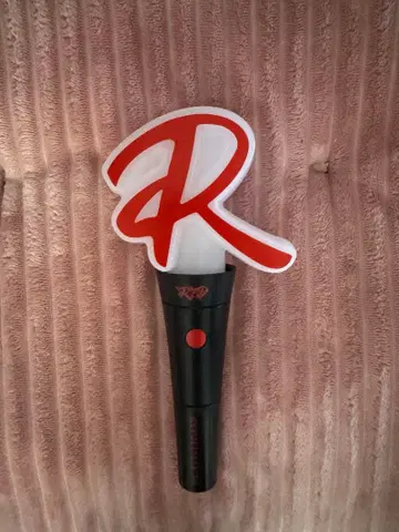 응원봉 블랙과 빨간색 디자인