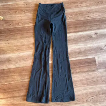 룰루레몬 블랙 플레어 팬츠 사이즈 4