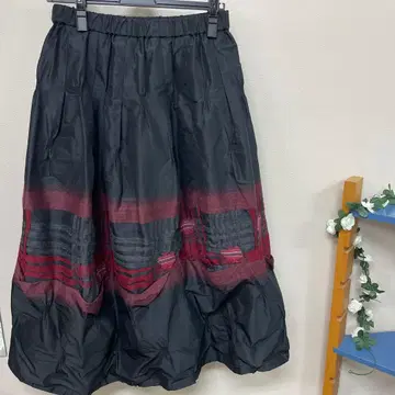 지우 플레어 스커트 블랙과 빨간색 스트라이프