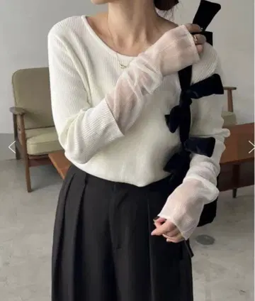 카프리슈 마쥬 소매 시어 레이어드 스타일 리브 니트