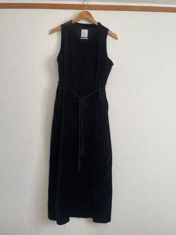 TANDEY 탄디 유라이유라이 슬리브리스 블랙 원피스