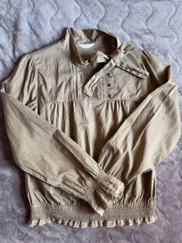 핑크하우스 베이지 리본 포함 셔츠