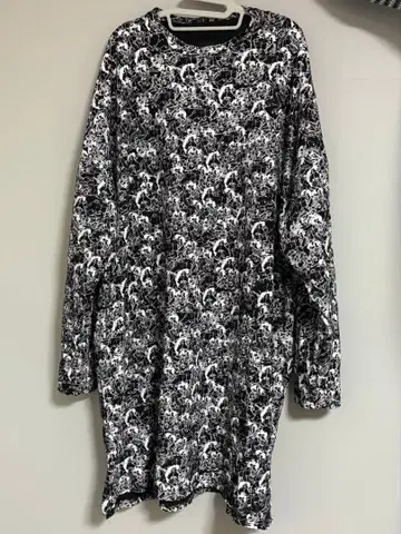 IKUMI 춘화 패턴 흑백 긴팔 올인원