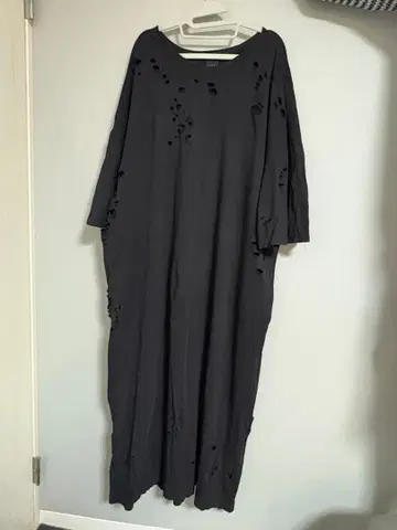 [ 기간 한정 가격 인하 중 ] IKUMI 블랙 롱 원피스 데미지 가공