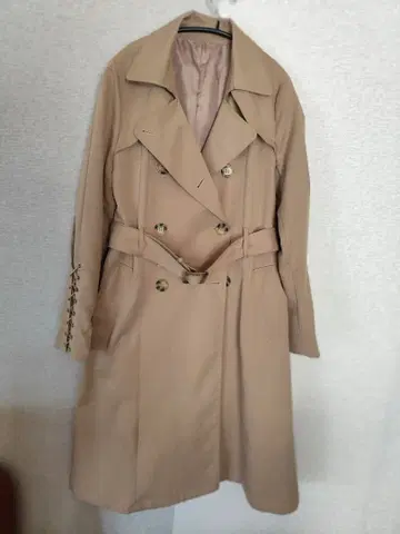 베이지 트렌치코트 레이스업 소매