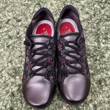 여성용 블랙 계열 플라워 자수 스니커즈