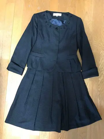 옷깃 비쥬가 멋스러운 청순한 스커트 수트