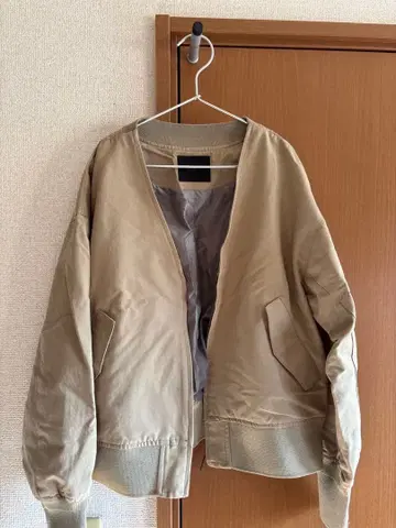 KBF 베이지 V넥 블루종