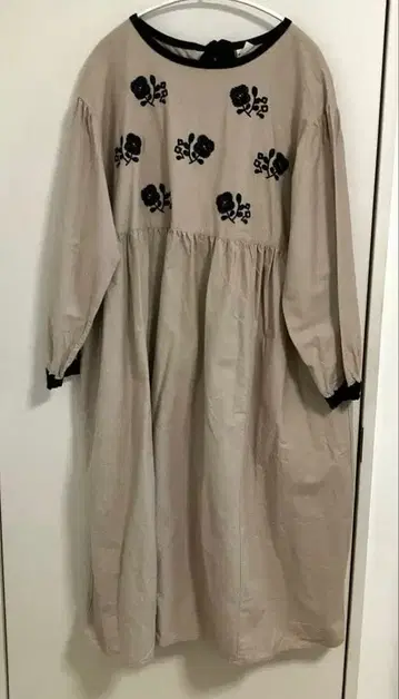 사만사 모스모스 스컬 자수 원피스