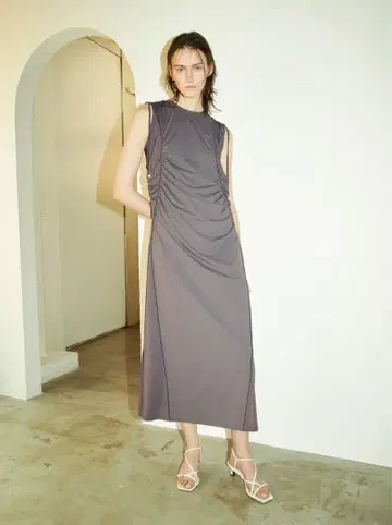 파이핑 디자인 개더 컷 드레스