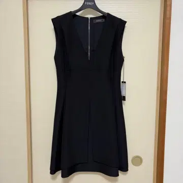 FOXY 블랙 슬리브리스 V넥 원피스