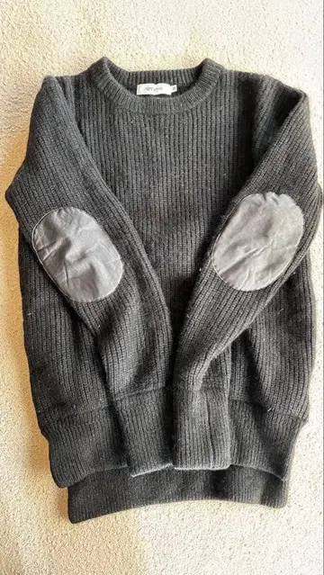 다크 그레이 엘보 배치 스웨터 nonnative