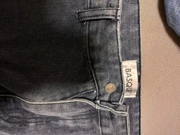 BASQUE 다크 그레이 슬림핏 데님