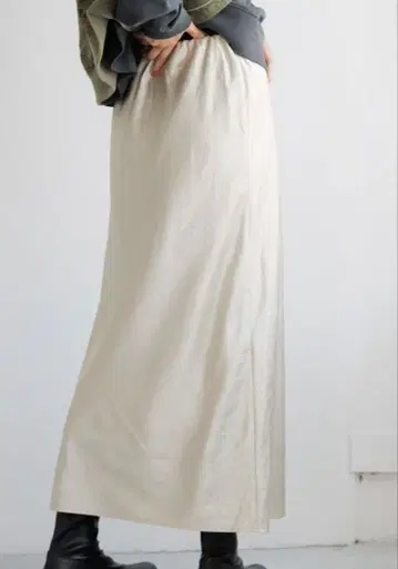 LOWRYS FARM 새틴 플레어 스커트