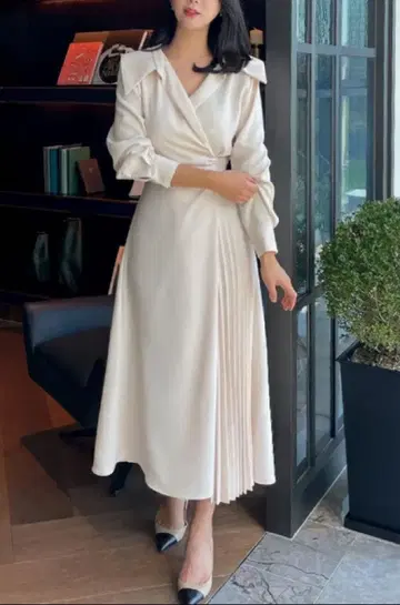 크림색 랩 원피스 긴팔 플리츠