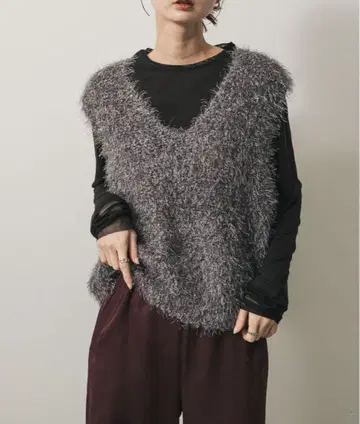 몰드 페더 니트 베스트 그레이 V넥 니트 베스트