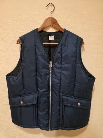 네세서리 오어 언네세서리 네이비 퀼팅 베스트