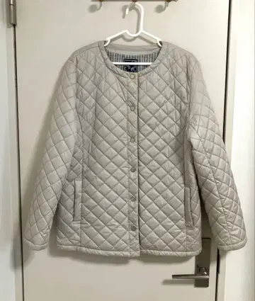 화이트 베이지 퀼팅 자켓 버튼 포함