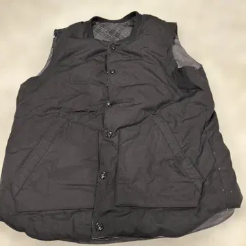 블랙 버튼식 베스트 다운 리버서블