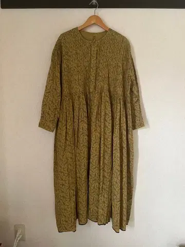 올리브색 플라워 프린트 긴팔 원피스