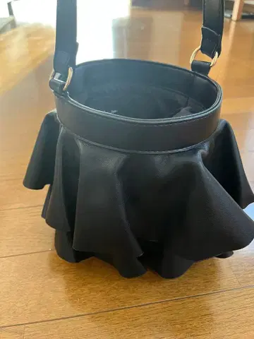 프릴 디자인 블랙 핸드백