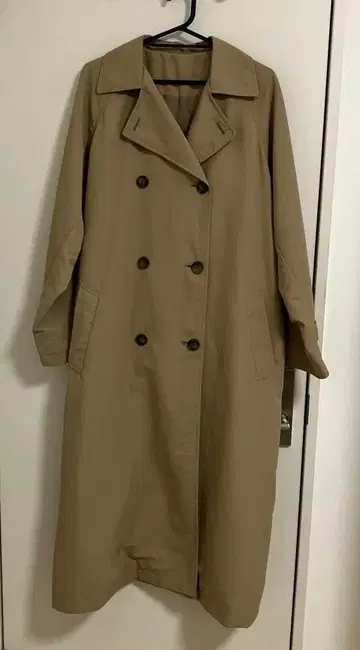 베이지 더블 브레스트 발수 가공 트렌치코트