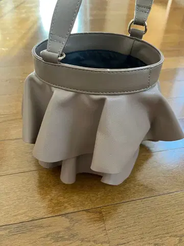 베이지 프릴 디자인 핸드백