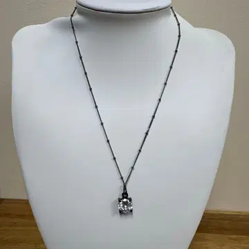 블랙 금속 크리스탈 목걸이