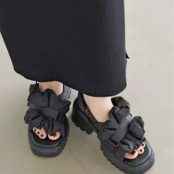 타쿠보 카린 x LE TALON 프릴 크로스 슬링백 샌들 LL 블랙