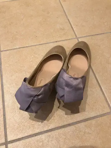 오리엔탈 트래픽 리본 메탈릭 펌프스