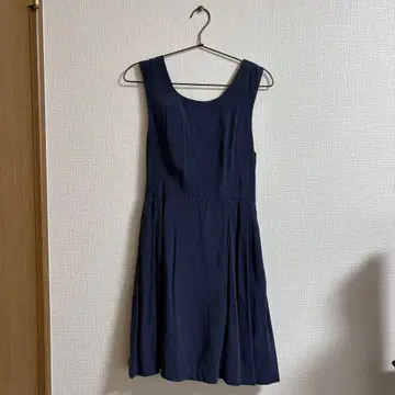 네이비 슬리브리스 무릎 기장 원피스 백리본