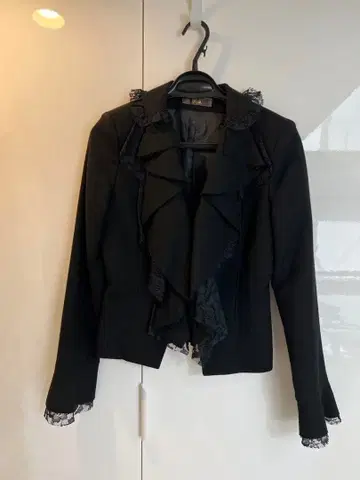 새상품급 프릴 장식 블랙 테일러드 자켓