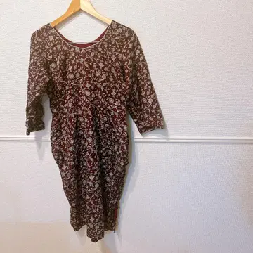 버건디 꽃무늬 반팔 원피스