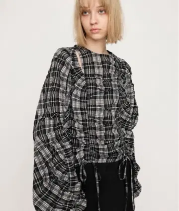 SLY 컷 아웃 볼륨 슬리브 상의 블랙 계열