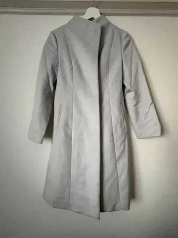 라이트 그레이 벨트 포함 롱 코트